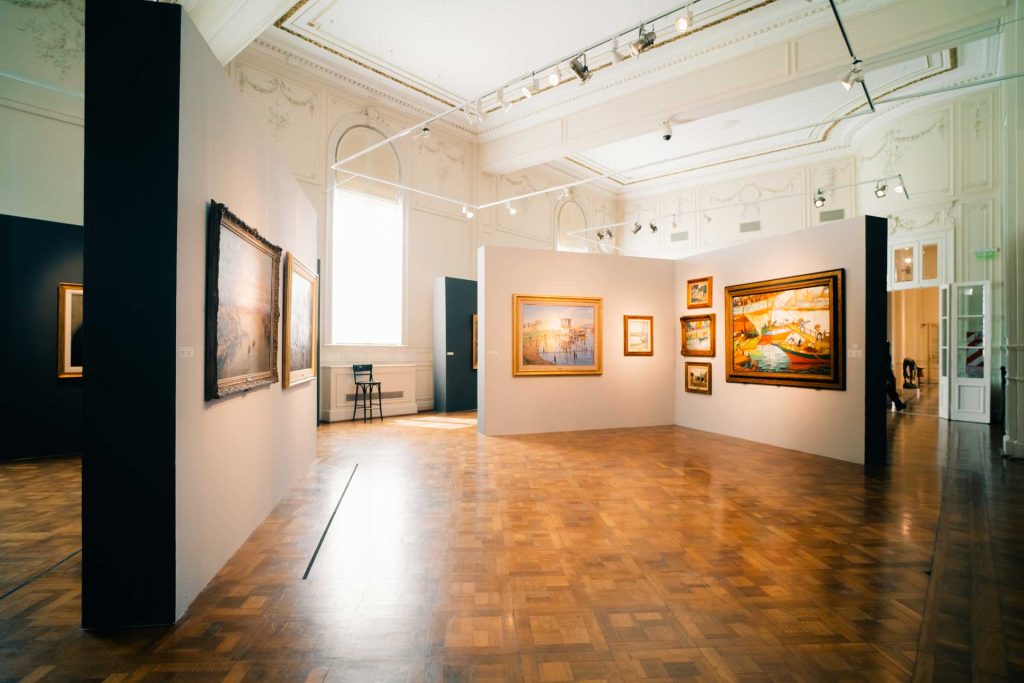 From Galleries to Courtrooms